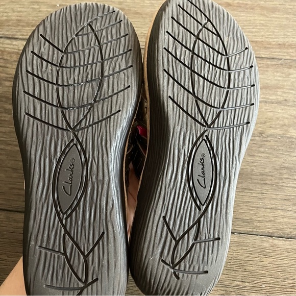 Gold woven crisscross Clark slip on sandals - Picture 8 of 8